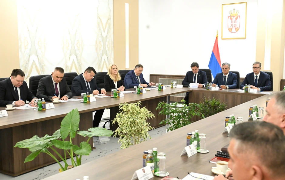 Sastanak predsednika Srbije Aleksandra Vučića sa najvišim rukovodstvom Ministarstva odbrane i Vojske Srbije 