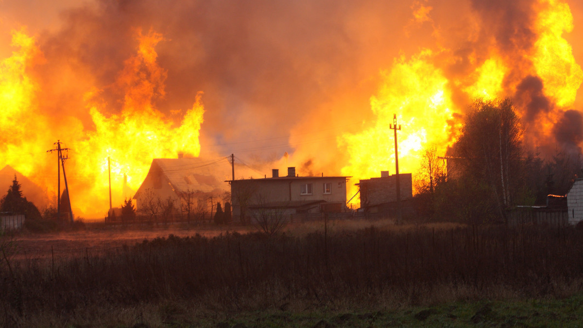 Wybuch gazociągu wysokiego ciśnienia w Jankowie Przygodzkim w woj. wielkopolskim. W wyniku eksplozji gazu zapaliło się dwanaście domów jednorodzinnych. Płonie także pobliski las. Poszkodowanych zostało co najmniej 13 osób, zginęły co najmniej dwie - informuje TVN24.
