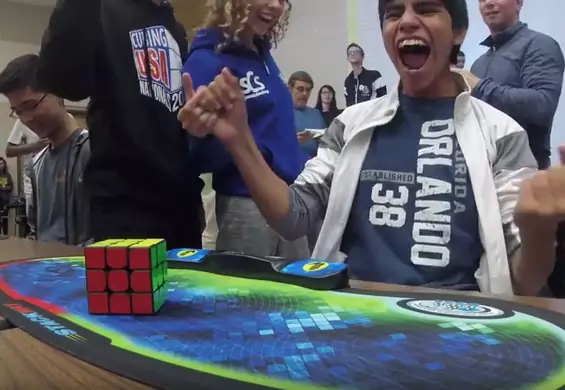15-latek pobił rekord świata w układaniu kostki Rubika. Mina konkurenta – bezcenna [WIDEO]