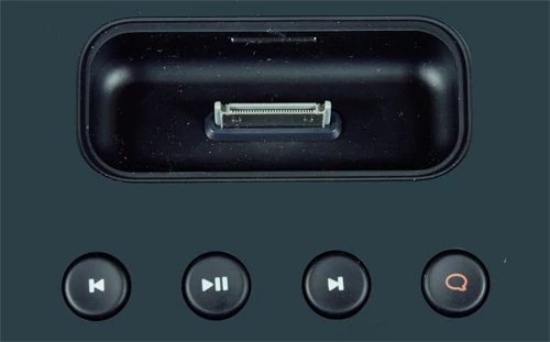 Stacja dokująca w radioodbiorniku REVO Domino D2 obsłuży większość modeli odtwarzaczy i telefonów firmy Apple. Pozwala nam nie tylko słuchać zapisanej w urządzeniu muzyki, ale i naładować jego akumulator