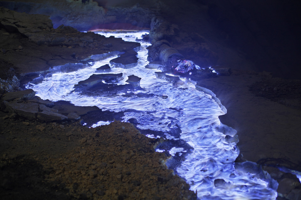 Indonezja - wulkan Kawah Ijen (potok lawy spalający siarkę w obecności tlenu sprawia, że w nocy lawa wydaje się świecić na niebiesko) 