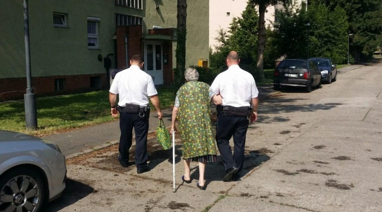 Rendőrök segítettek Kati néninek bevásárolni  a hőségben /Fotó:Police.hu