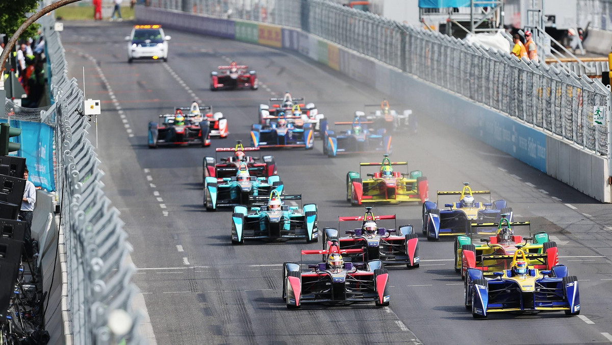 Pięciu nowych kierowców znalazło się w stawce na kolejny, trzeci już sezon wyścigów samochodów elektrycznych Formuły E - poinformowali organizatorzy.