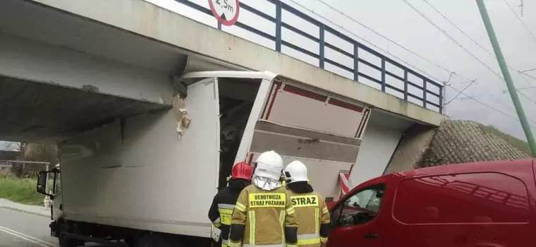 Ciężarówka utknęła pod wiaduktem. Nie pomogły ostrzeżenia i znaki zakazu