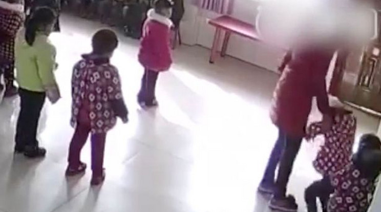 Brutálisan megverte a kislányokat a tanárnő
