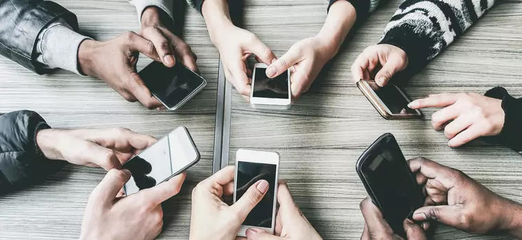 W lutym zanotowano rekordowy spadek sprzedaży smartfonów