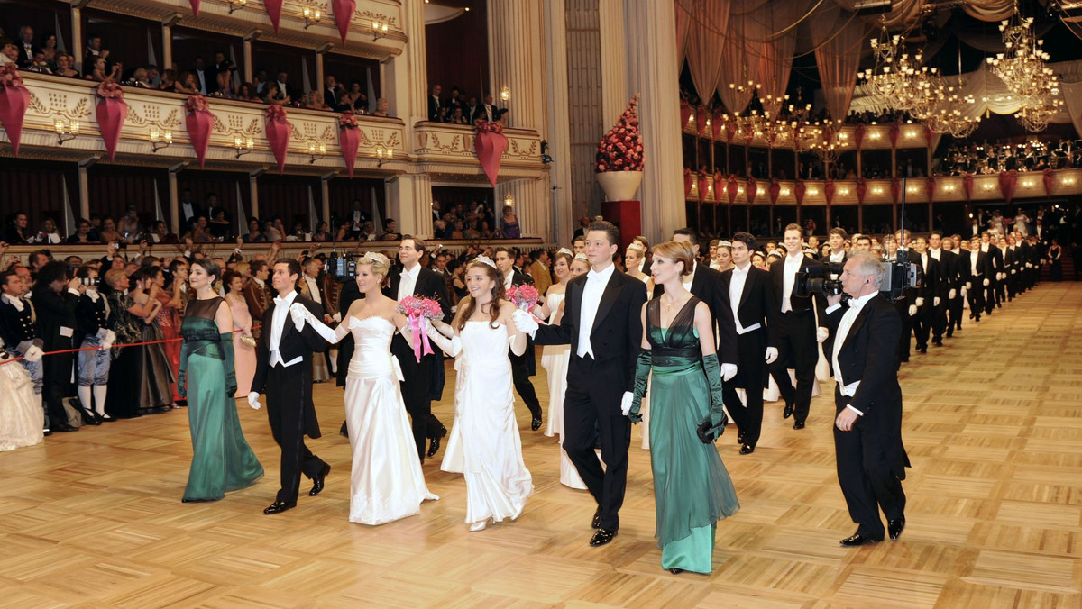 Bal w Operze - to wydarzenie towarzyskie i punkt kulminacyjny wiedeńskiego karnawału. Co roku do tej jednej z najpiękniejszych balowych sal świata przybywają znakomici, prominentni goście: koronowane głowy, znani politycy, celebryci, hollywoodzkie gwiazdy.