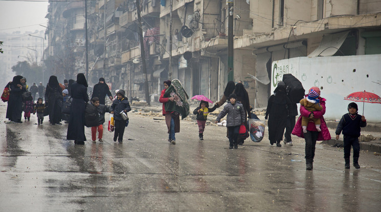 Menekülnek a civilek a kormányerők támadása elől / Fotó: AFP