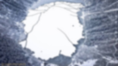 Niesamowite zdjęcie skutego lodem tatrzańskiego jeziora