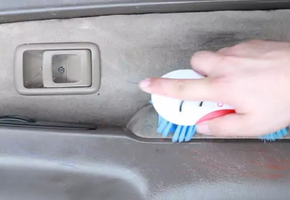 Chcesz wyczyścić wnętrze samochodu? Użyj tej mieszanki i ciesz się czystym autem