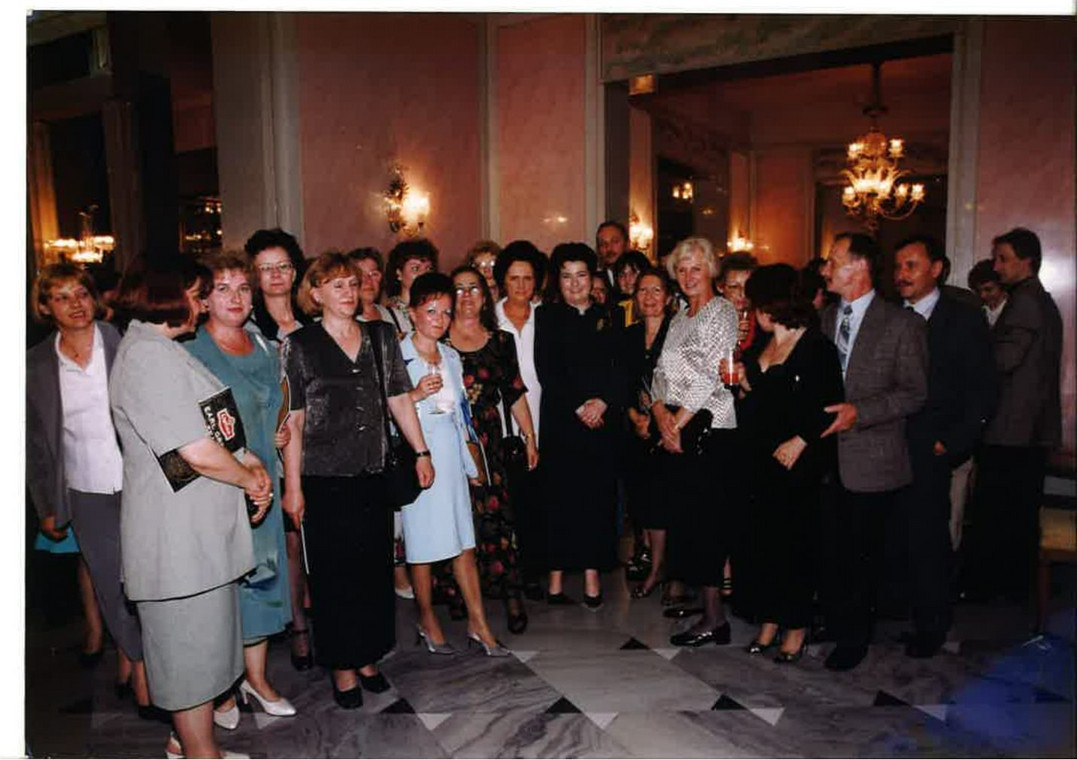 Agnieszka Pysz wraz z pracownikami NBP, w środku ówczesna dyrektor Hanna Gronkiewicz-Waltz
