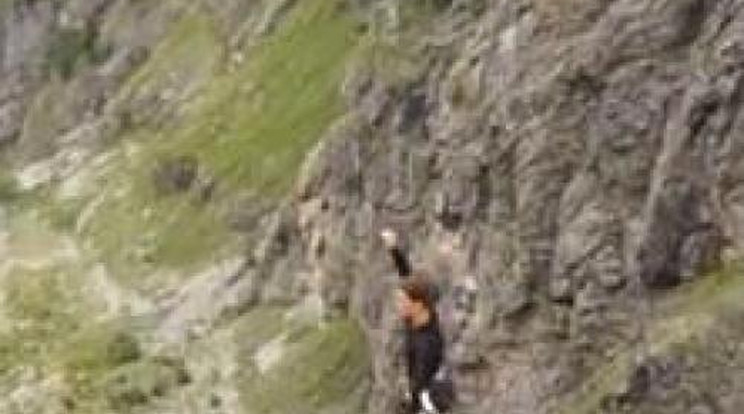 Hajmeresztő! 200 méter magasan sétált egy vékony kötélen – videó