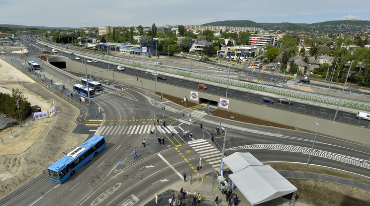 A forgalom egy részét a föld alá terelik, a 4-es metróhoz kapcsolódó beruházást tegnap adták át /Fotó: MTI Máthé Zoltán