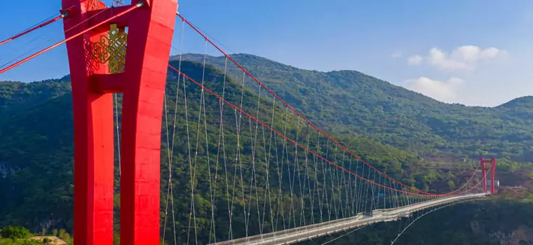 Powstał najdłuższy szklany most świata - ponad 500 metrów. Jakiej technologii użyto do budowy?