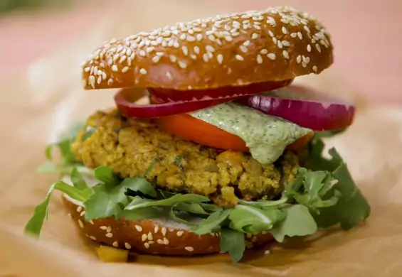 Burger z kaszy jaglanej - przepis na sycący, wegetariański obiad