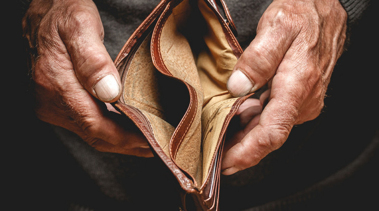 Ha nem figyelünk, köny­nyen ilyen tárcát találhatunk a zsebünkben idősebb korunkban /Fotó: SHUTTERSTOCK