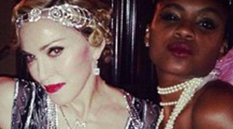 Meztelen nővel ünnepelt Madonna