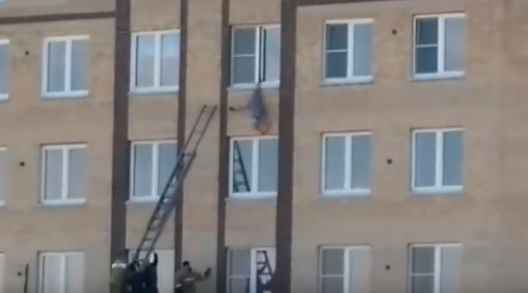Döbbenetes baleset: egy negyedik emeleti ablakból lógott ki egy idős nő / Fotó: Youtube