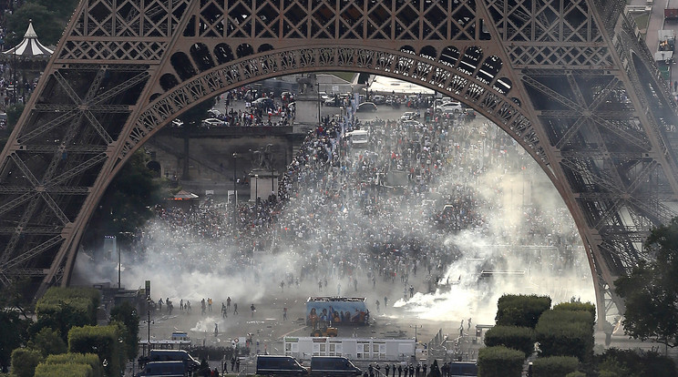 Hatalmas tömeg gyűlt össze az Eiffel-torony lábánál /Fotó: AFP