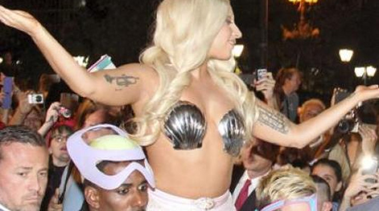 Vadítóan szexi ruhában érkezett Lady Gaga athéni koncertjére