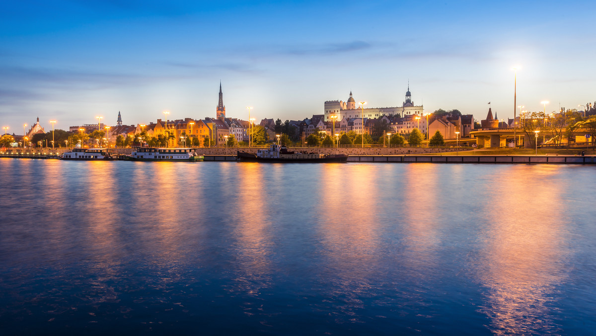 Szczecin, jak wiadomo, nad morzem nie leży, dlatego na uroki plażowania liczyć tu nie można. Warto jednak pomyśleć o innych sposobach spędzania wolnego weekendowego czasu. Tych w mieście nie brakuje.