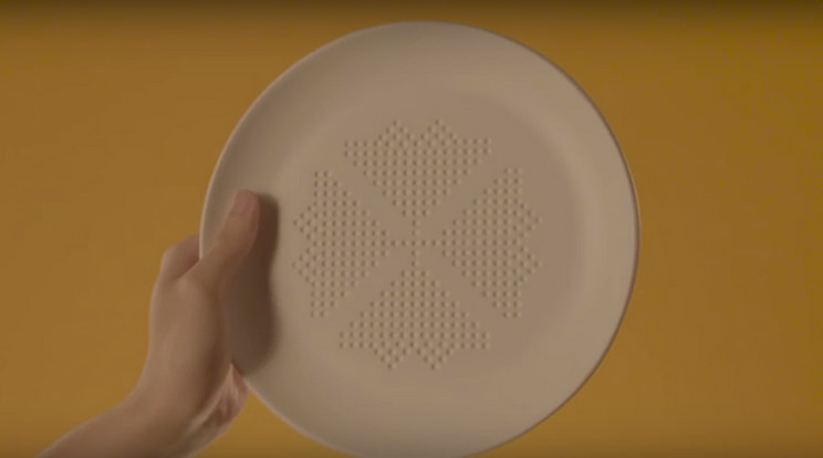 Minden felesleges zsírt felszív, ami a tányérra kerül/Fotó:Youtube Grab
