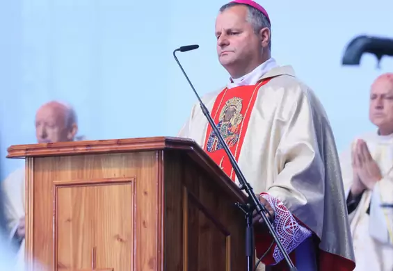 Biskup tarnowski: dobrobyt może prowadzić do związków homoseksualnych