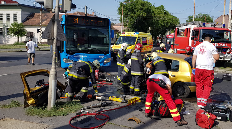 Baleset a Vezér és a Fogarasi út kereszteződésében - Fotó: Blikk