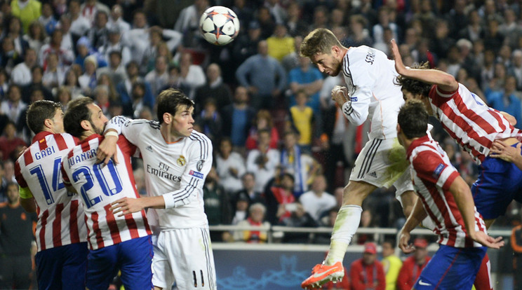 Két éve Sergio Ramos (jobbra, fehérben) a hajrában egyenlített az Atlético ellen, végül a Real győzött /Fotó: AFP