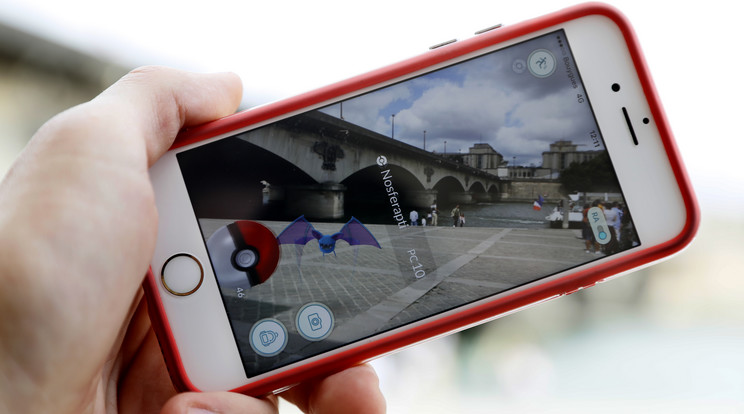 Van aki telefonon játssza a Pokémon Go-t, de olyanok is akadnak, akik fociznak vele /Fotó: AFP