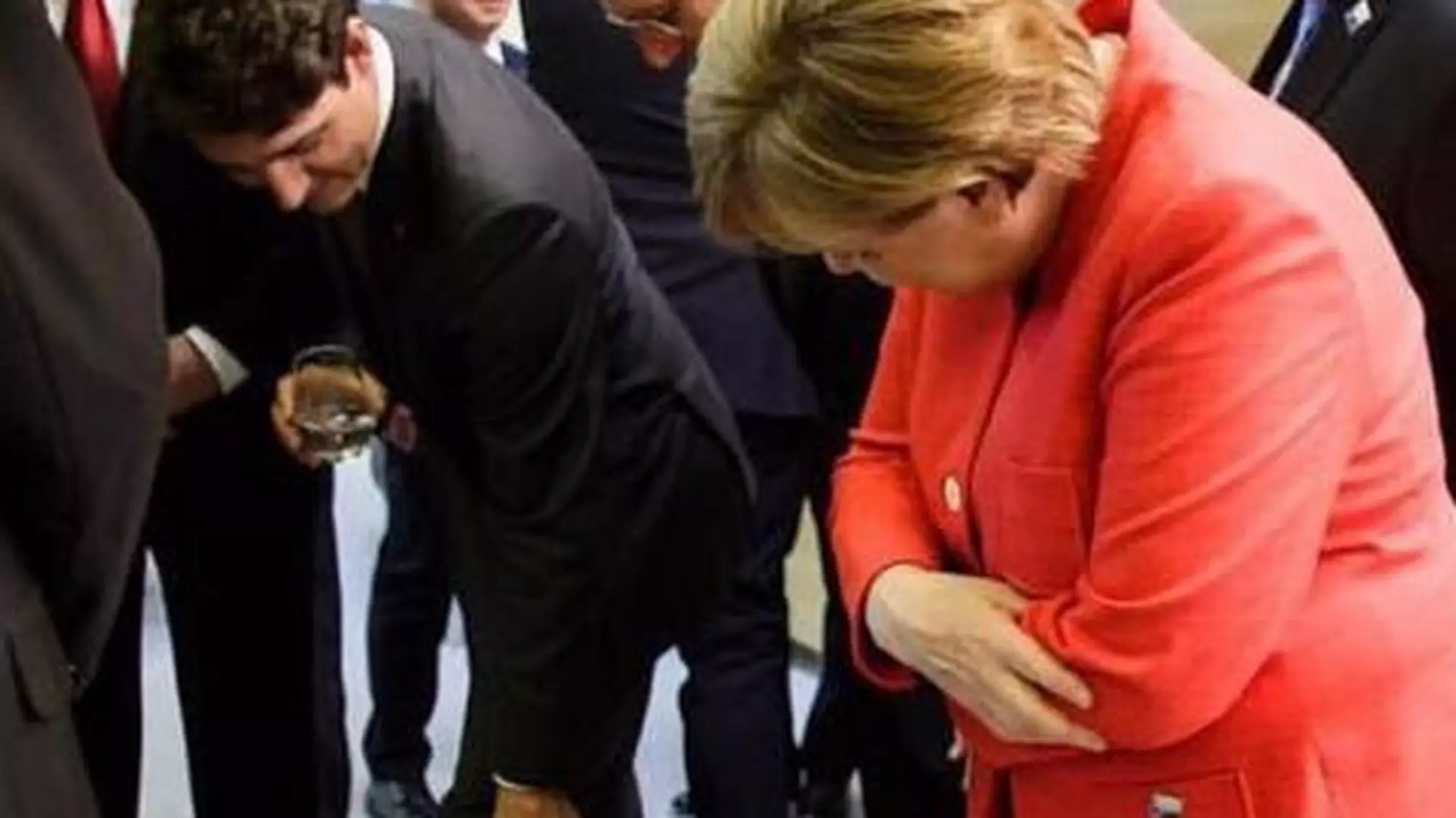 Justin Trudeau szpanuje skarpetkami na szczycie NATO. Kolejne hitowe zdjęcie z Brukseli