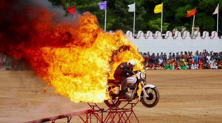 Az egyik katona egy lángoló tűzgyűrűn ugratott
át motorjával
a nézők legnagyobb megelégedésére / Fotó: MTI/EPA