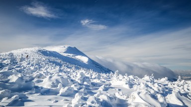 Trudne warunki w Beskidach. Trzeci stopień zagrożenia lawinowego