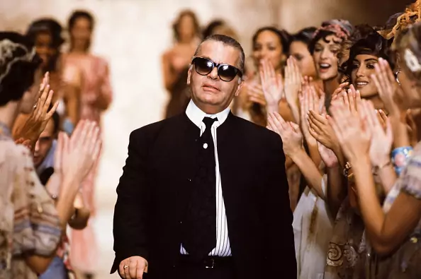 Karl Lagerfeld oklaskiwany po pokazie Chloé wiosna/lata 1994 