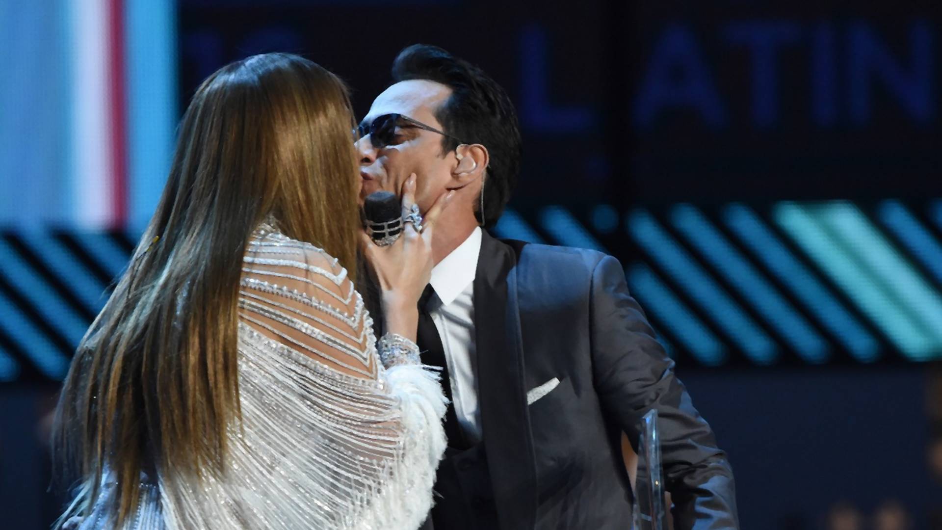 Dženifer Lopez poljubila bivšeg muža na nastupu