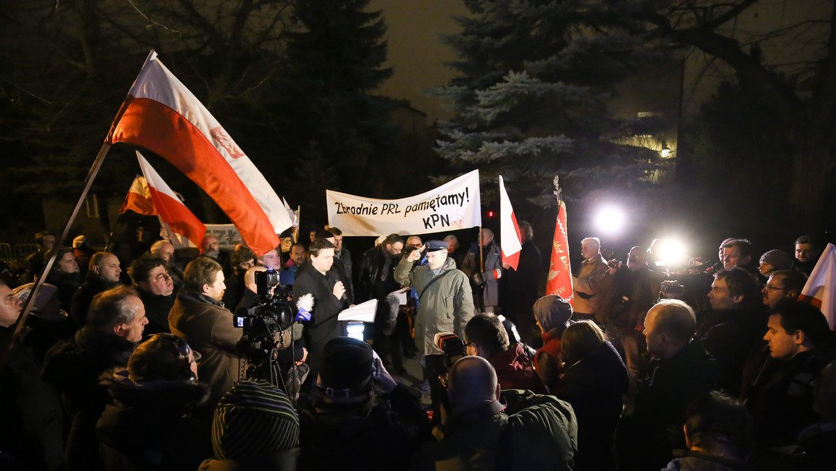 W nocy z piątku na sobotę kilkadziesiąt osób demonstrowało przed domem gen. Czesława Kiszczaka na warszawskim Mokotowie. Protest zorganizowano, aby upamiętnić ofiary stanu wojennego. Podczas demonstracji odmówiono modlitwę i odśpiewano hymn narodowy. Wznoszono także okrzyki "Precz z komuną".