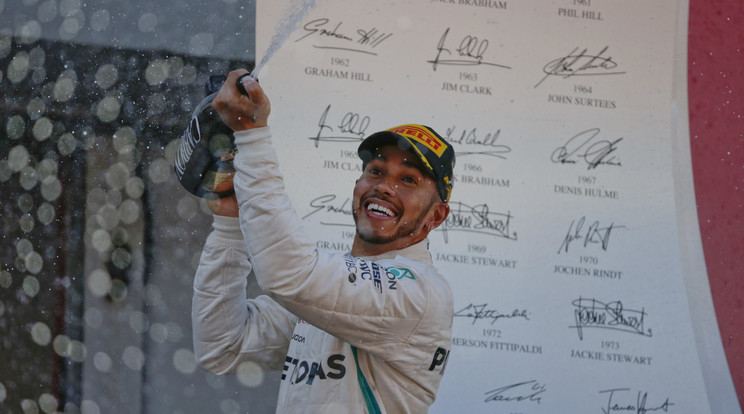 Lewis Hamilton, a Mercedes négyszeres vb-első pilótája az F1-es mezőny legjobban kereső tagja lesz hamarosan/ Fotó: MTI/Apemilio Morenatti