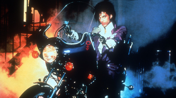 A Purple Rain plakátján egy motorra nyomult Prince / Fotó: AFP