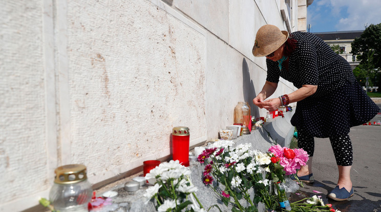 Gyászolók virágai és mécsesei a Margit hídnál / Fotó: Zsolnai Péter