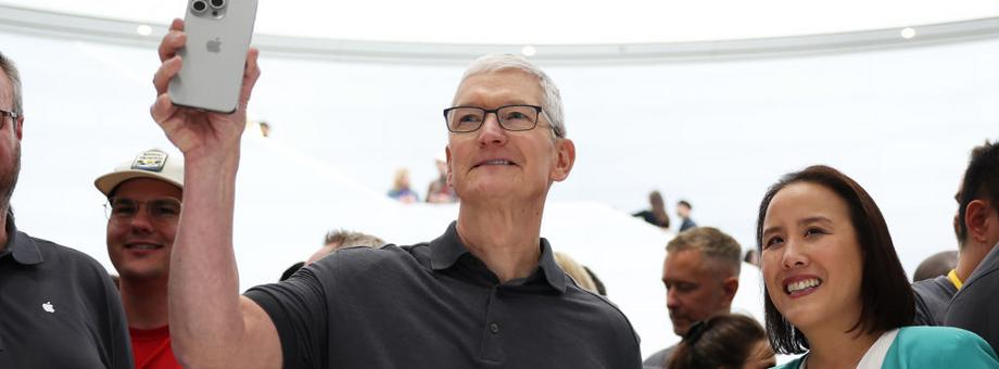 Tim Cook, CEO Apple, prezentuje nowego iPhone'a 15