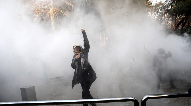 Ez a fiatal lány kezét feltartva dacolt a rendőrség könnygáztámadásával
Teheránban /Fotó: MTI