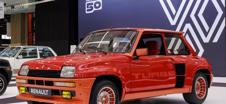 Renault 5 debiutowało 50 lat temu, ale do dziś nie brakuje mu młodzieńczego wigoru. W czym tkwiła tajemnica jego sukcesu?