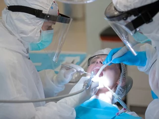 Konieczność stosowania dodatkowych zabezpieczeń sanitarnych podniosła ceny m.in. usług dentystycznych
