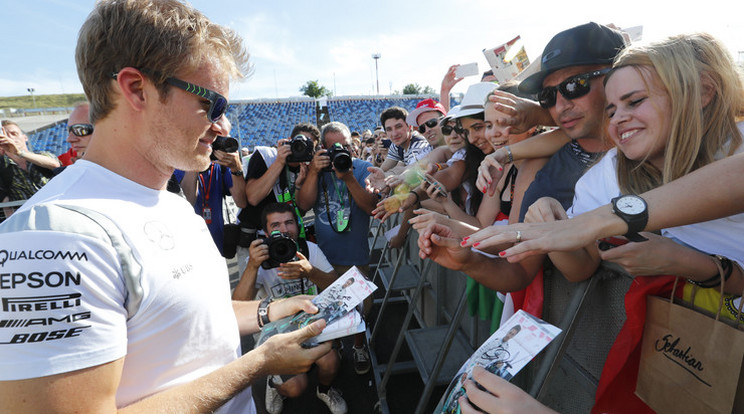Rosberg nemcsak a szurkolóknak írt alá, hanem a Mercedesnek is /Fotó: Fuszek Gábor