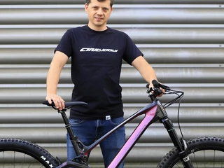 Paweł Marczak z rowerem marki Antidote Bikes