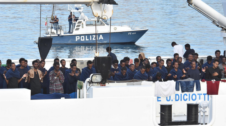 Az olasz hatóságok többször is elutasították a migránshajók kikötését /Fotó: MTI/EPA-Orietta Scardino