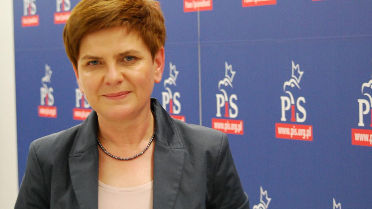 Beata Szydło skomentowała w rozmowie z Onetem propozycje rządu PO-PSL dotyczące zaostrzenia kara dla pijanych kierowców. Jej zdaniem, Donald Tusk dziś "bawi się w szeryfa", a mógł już wcześniej podjąć działania zapobiegawcze. - Obawiam się, że to kolejna ofensywa wizerunkowa Platformy, z której oprócz krzyku i teatralnych min Tuska niewiele wyniknie. No może poza tym, że ktoś zarobi na produkcji alkomatów, do których zakupu PO chce zmusić wszystkich kierowców - dodała wiceprezes PiS.