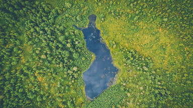 Jest kraj, który ma jezioro w kształcie swoich granic. Jak powstało?