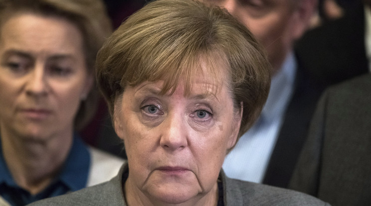 Angela Merkel láthatóan megtört, s nehéz heteket jósolt országának /Fotó: MTI