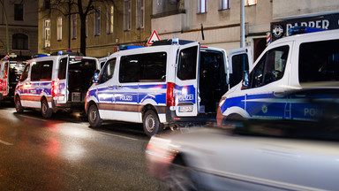 Policja w Berlinie ostrzelana petardami — co najmniej 300 aresztowanych